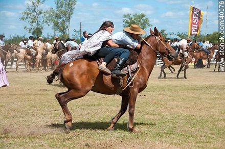 Bride's horse race.  - Tacuarembo - URUGUAY. Photo #40076