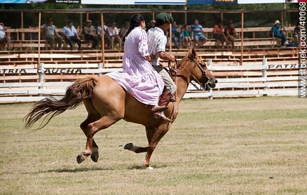 Bride's horse race.  - Tacuarembo - URUGUAY. Photo #40068