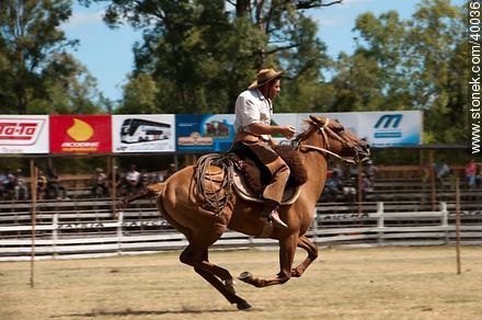 Ability to master the horse. - Tacuarembo - URUGUAY. Photo #40036