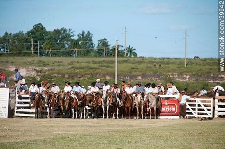 Riders watching the show - Tacuarembo - URUGUAY. Photo #39942