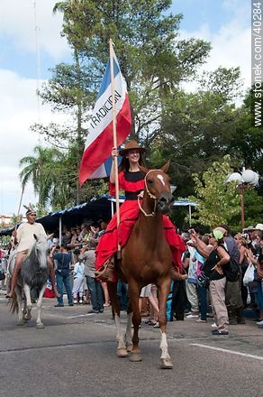Joven amazona con la bandera de Patria y Tradición - Departamento de Tacuarembó - URUGUAY. Foto No. 40284