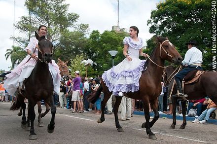 Niñas a caballo - Departamento de Tacuarembó - URUGUAY. Foto No. 40240
