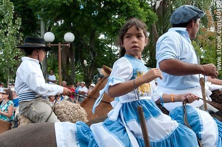 Niña con vestido inspirado en la bandera uruguaya - Departamento de Tacuarembó - URUGUAY. Foto No. 40166