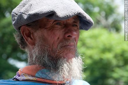 Anciano en desfile - Departamento de Tacuarembó - URUGUAY. Foto No. 40128
