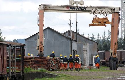 Operarios para carga de un tren - Departamento de Tacuarembó - URUGUAY. Foto No. 40339