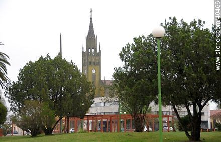 Plaza Gral. Artigas. Parroquia Santa Isabel. - Departamento de Tacuarembó - URUGUAY. Foto No. 40466