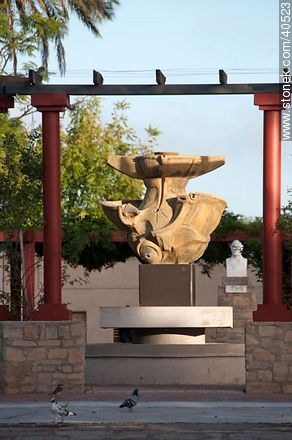 Sculpture in the Plaza de la Cruz - Tacuarembo - URUGUAY. Photo #40523