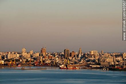 Puerto, Centro y Ciudad Vieja al atardecer. - Departamento de Montevideo - URUGUAY. Foto No. 40567