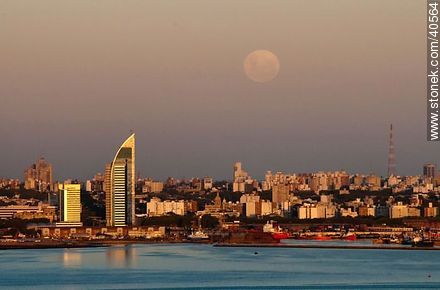La luna llena más grande vista en 20 años, sobre la ciudad de Montevideo. - Departamento de Montevideo - URUGUAY. Foto No. 40564