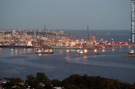 Puerto de Montevideo al anochecer - Departamento de Montevideo - URUGUAY. Foto No. 40671