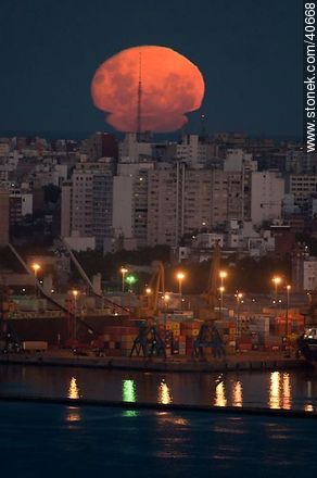 Montevideo rising full moon - Department of Montevideo - URUGUAY. Photo #40668