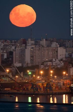 Montevideo rising full moon - Department of Montevideo - URUGUAY. Photo #40663