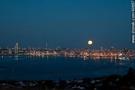 Luna llena sobre la ciudad de Montevideo al anochecer - Departamento de Montevideo - URUGUAY. Foto No. 40657