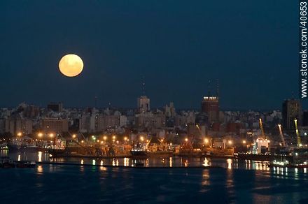 Full moon over the city of Montevideo at dusk - Department of Montevideo - URUGUAY. Photo #40653