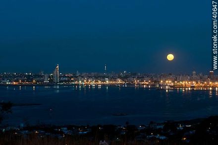 Full moon over the city of Montevideo at dusk - Department of Montevideo - URUGUAY. Photo #40647
