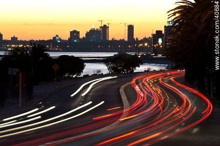 Estelas de luz en la rambla O'higgins de Punta Gorda - Departamento de Montevideo - URUGUAY. Foto No. 40684