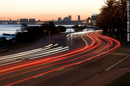 Estelas de luz en la rambla O'higgins de Punta Gorda - Departamento de Montevideo - URUGUAY. Foto No. 40683