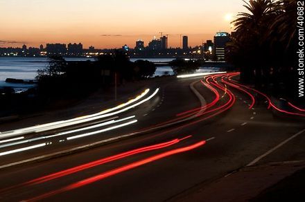 Estelas de luz en la rambla O'higgins de Punta Gorda - Departamento de Montevideo - URUGUAY. Foto No. 40682