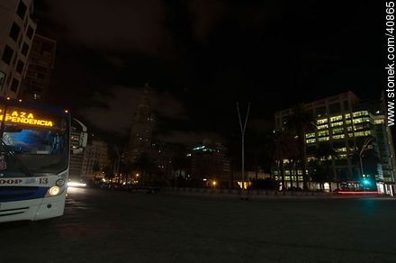 La plaza Independencia a oscuras - Departamento de Montevideo - URUGUAY. Foto No. 40865