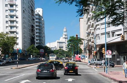 Avenida del Libertador Brig. Gral. Juan Antonio Lavalleja - Departamento de Montevideo - URUGUAY. Foto No. 40861