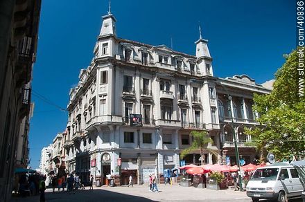 Calle Juan Carlos Gómez. Ex hotel Alhambra. - Departamento de Montevideo - URUGUAY. Foto No. 40836