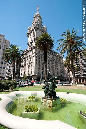 Plaza independencia. Fuente y Palacio Salvo - Departamento de Montevideo - URUGUAY. Foto No. 40760