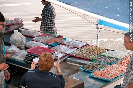 Venta de pescados y mariscos en el puerto - Punta del Este y balnearios cercanos - URUGUAY. Foto No. 41046