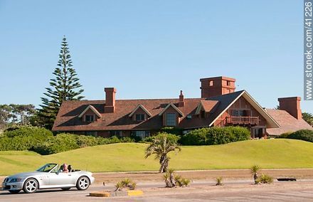 BMW frente a una mansión en la rambla - Punta del Este y balnearios cercanos - URUGUAY. Foto No. 41226