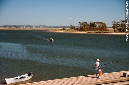 Pescador en muelle - Punta del Este y balnearios cercanos - URUGUAY. Foto No. 41343
