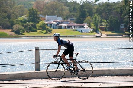 Ciclista en el puente sobre el arroyo Maldonado - Punta del Este y balnearios cercanos - URUGUAY. Foto No. 41334