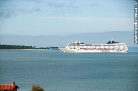 Crucero MSC en Playa Mansa frente a la isla Gorriti - Punta del Este y balnearios cercanos - URUGUAY. Foto No. 41387