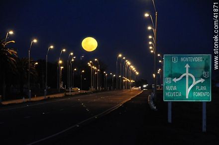 Full moon in Route 1.  Colonia Valdense. - Department of Colonia - URUGUAY. Photo #41871