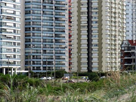 Edificios de apartamentos sobre playa Brava - Punta del Este y balnearios cercanos - URUGUAY. Foto No. 42189