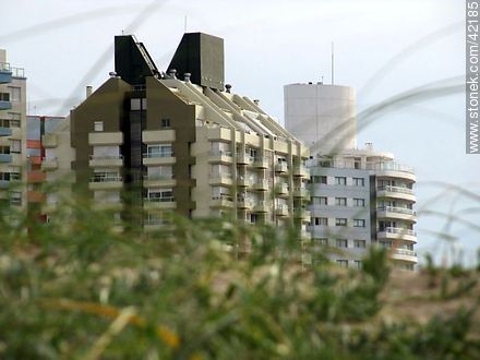 Edificios de apartamentos sobre playa Brava - Punta del Este y balnearios cercanos - URUGUAY. Foto No. 42185