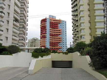 Edificios de apartamentos sobre playa Brava - Punta del Este y balnearios cercanos - URUGUAY. Foto No. 42171