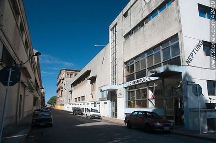 Club Neptuno en la Aduana. Calle Juan Lindolfo Cuestas - Departamento de Montevideo - URUGUAY. Foto No. 42409