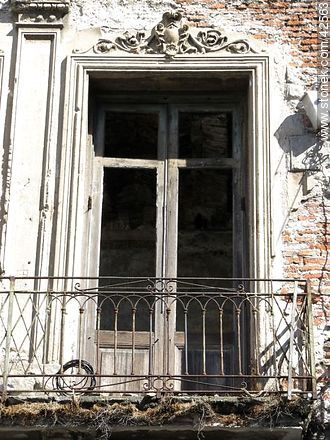 Edificación a restaurar - Departamento de Montevideo - URUGUAY. Foto No. 42563
