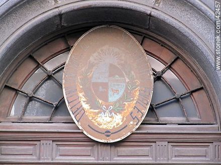 Oficina Central de Ejecución de Sentencias Penales. Escudo venido a menos. - Departamento de Montevideo - URUGUAY. Foto No. 42457