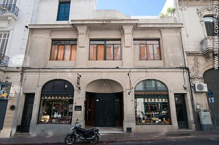 Casa Gillardo en la calle Bartolomé Mitre. - Departamento de Montevideo - URUGUAY. Foto No. 42576