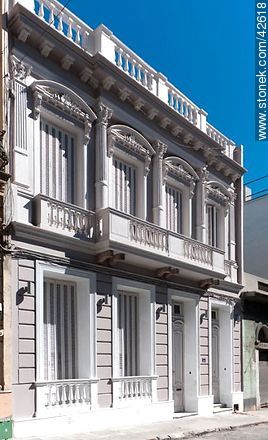 Edificio antiguo refaccionado en la calle Juan Carlos Gómez - Departamento de Montevideo - URUGUAY. Foto No. 42618