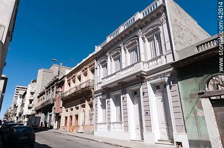 Reconditioned old buildings on street Juan Carlos Gomez - Department of Montevideo - URUGUAY. Photo #42614