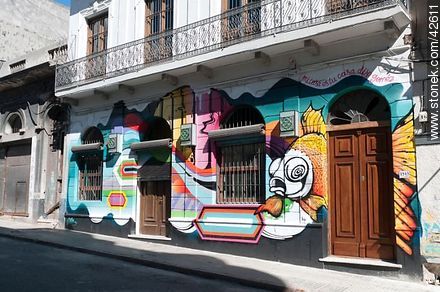Mural sobre edificio antiguo - Departamento de Montevideo - URUGUAY. Foto No. 42611