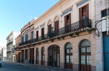 Edificios antiguos de la calle Piedras - Departamento de Montevideo - URUGUAY. Foto No. 42610