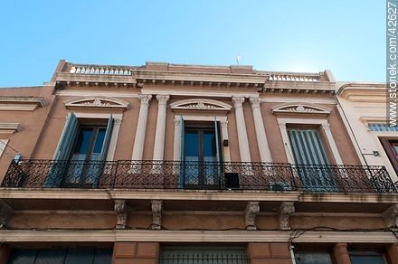 Edificio antiguo de la calle Piedras - Departamento de Montevideo - URUGUAY. Foto No. 42627