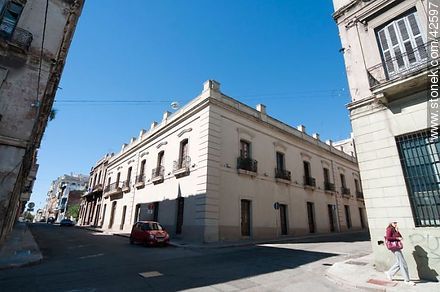 Edificio antiguo de la calle Piedras e Ituzaingó - Departamento de Montevideo - URUGUAY. Foto No. 42597