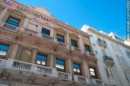 Edificio antiguo de la calle Misiones - Departamento de Montevideo - URUGUAY. Foto No. 42552