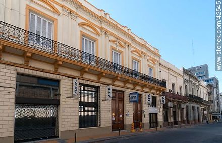 Asociación de funcionarios portuarios en la calle Piedras y Zabala - Departamento de Montevideo - URUGUAY. Foto No. 42545