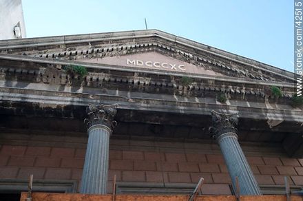 Edificio en refacción de estilo neoclásico de 1890. Calle Zabala. - Departamento de Montevideo - URUGUAY. Foto No. 42515