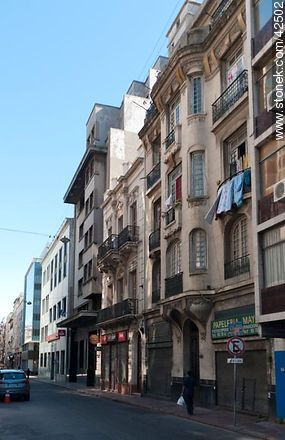 Calle 25 de Mayo. - Departamento de Montevideo - URUGUAY. Foto No. 42502