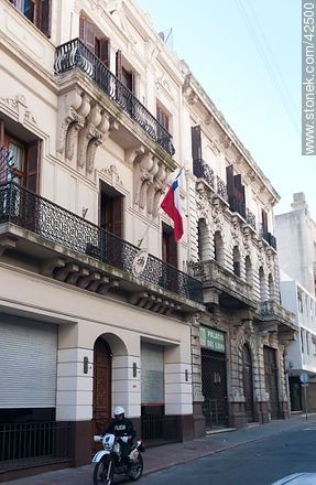 Calle 25 de Mayo. Embajada de Chile. - Departamento de Montevideo - URUGUAY. Foto No. 42500